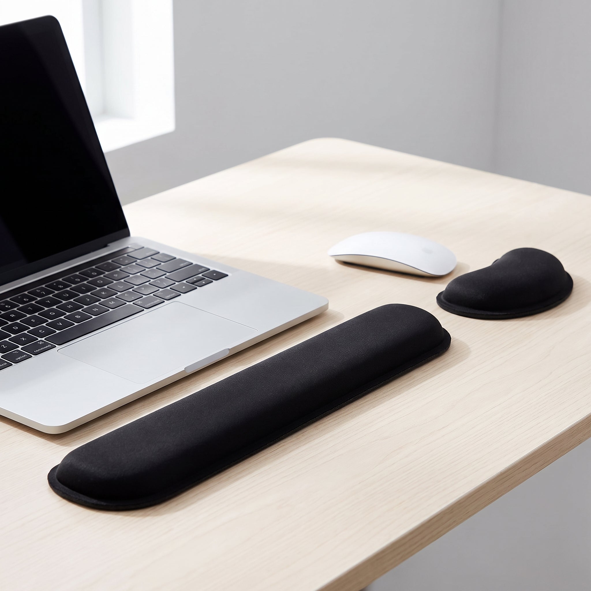 Set repose-poignets clavier et souris en mousse à mémoire de forme noir. vue sur un bureau