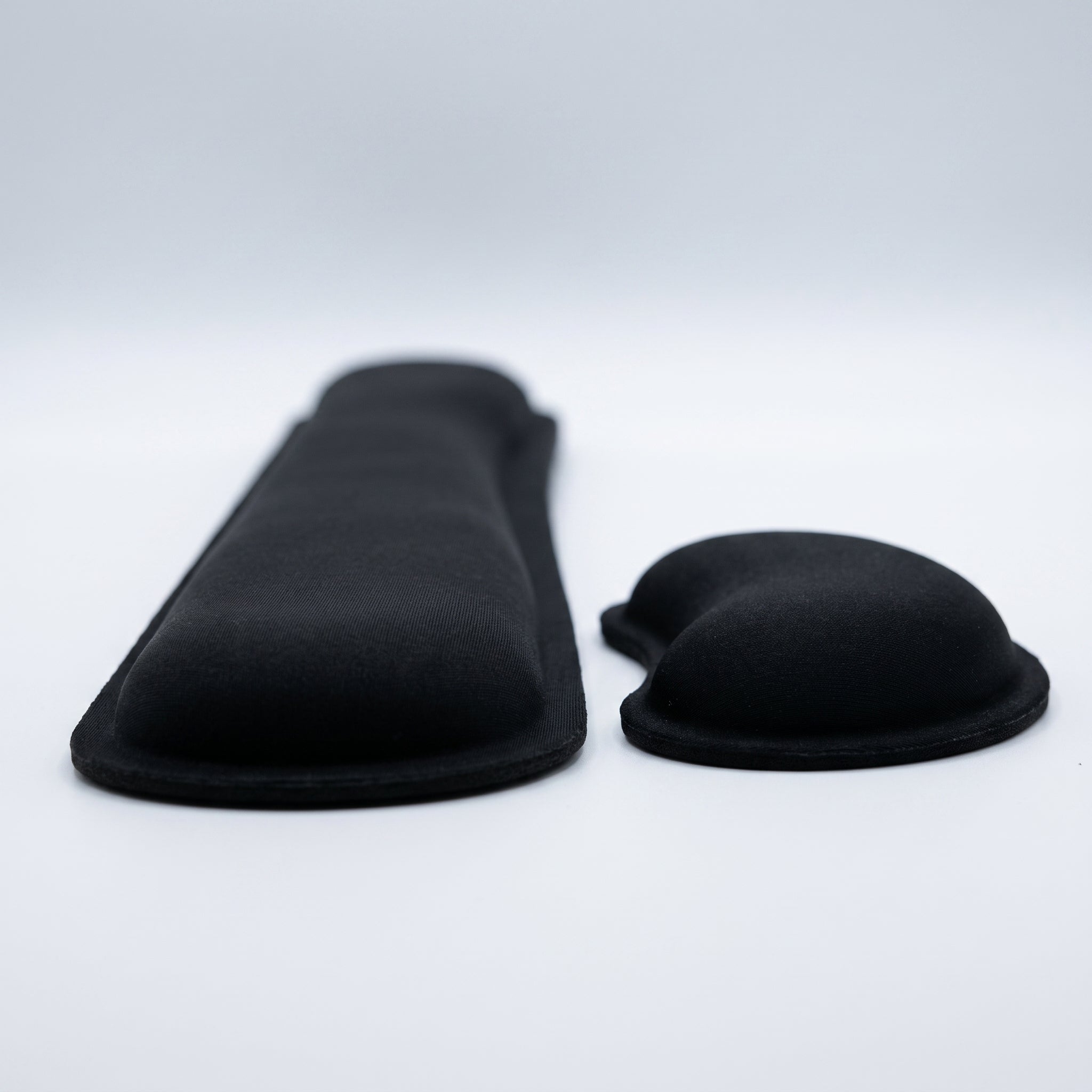 Set repose-poignets clavier et souris en mousse à mémoire de forme noir. vue de derriere