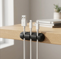 Organisateur de trois câbles en silicone maintenant plusieurs câbles sur le bord d'un bureau