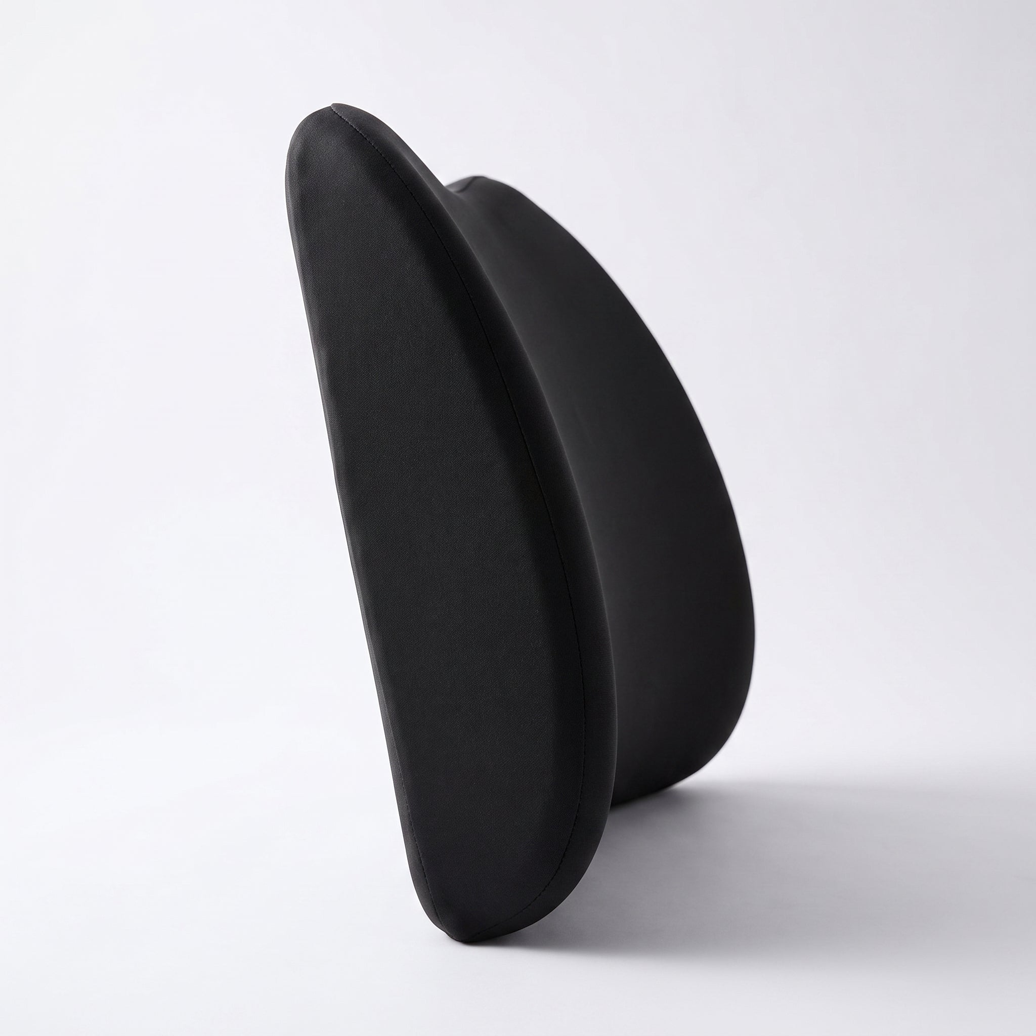 Coussin de soutien lombaire en mousse à mémoire de forme noir, vue de profil