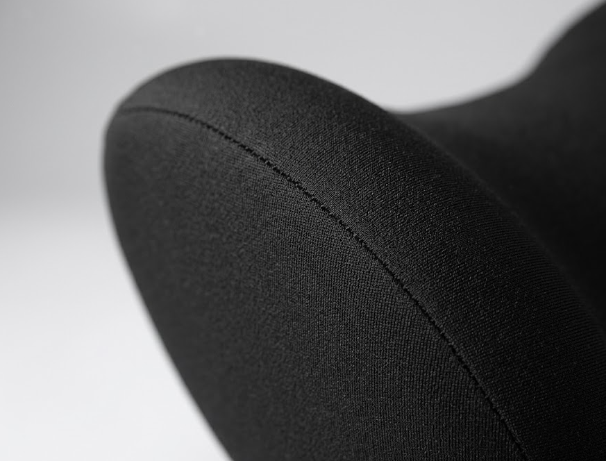 Coussin de soutien lombaire en mousse à mémoire de forme noir, vue rapprochée