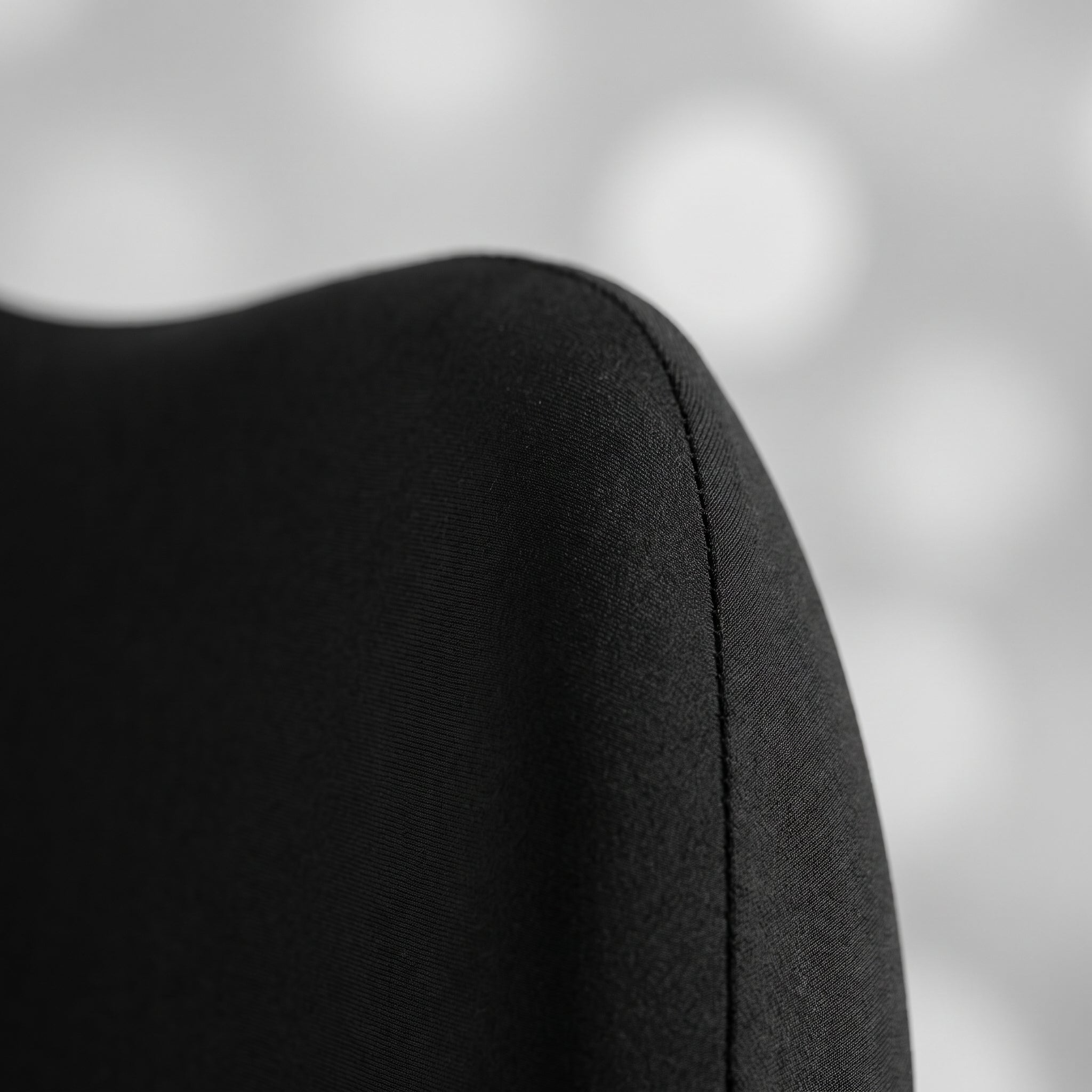 Coussin de soutien lombaire en mousse à mémoire de forme noir, vue rapprochée