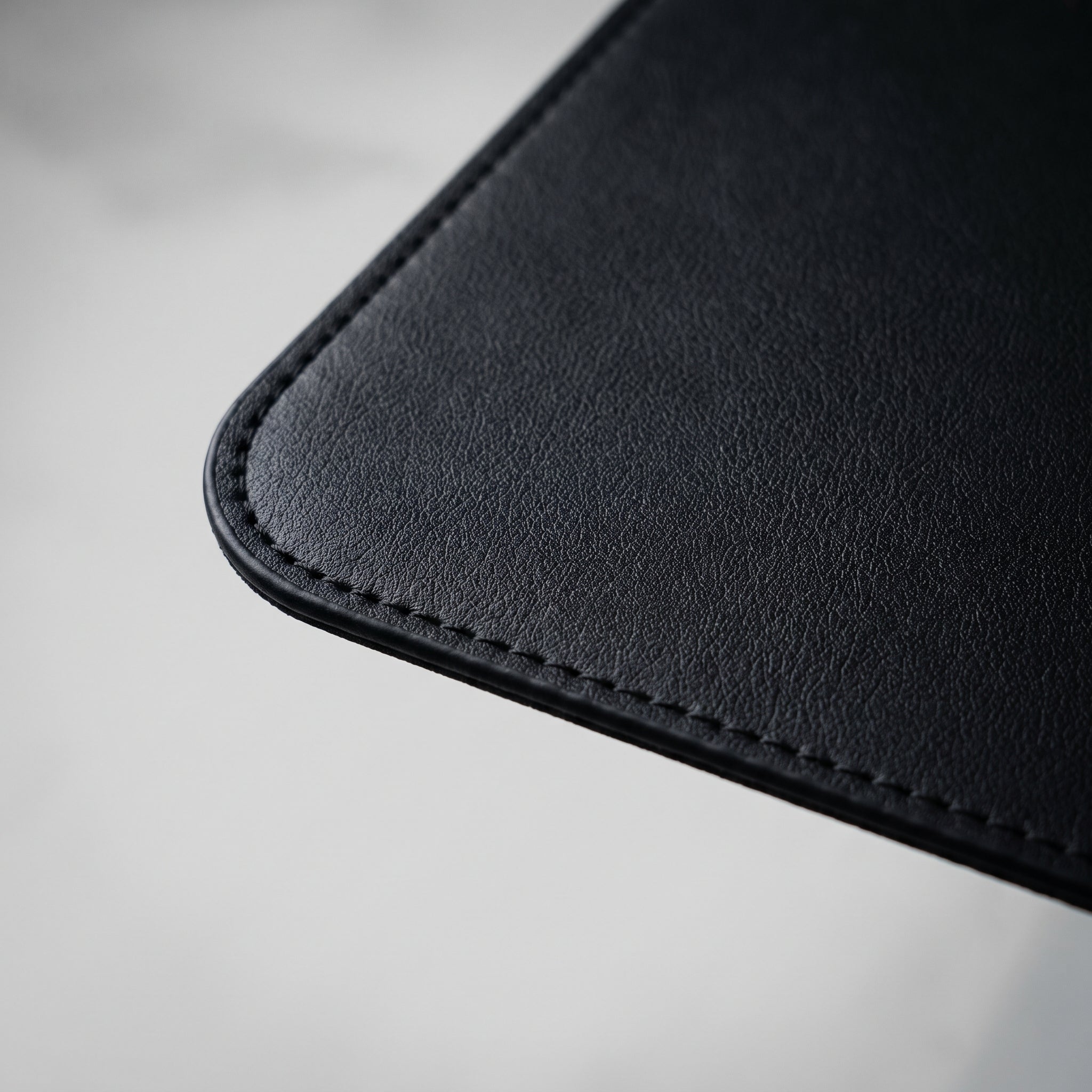 Tapis de bureau en cuir PU noir, vue rapprochée