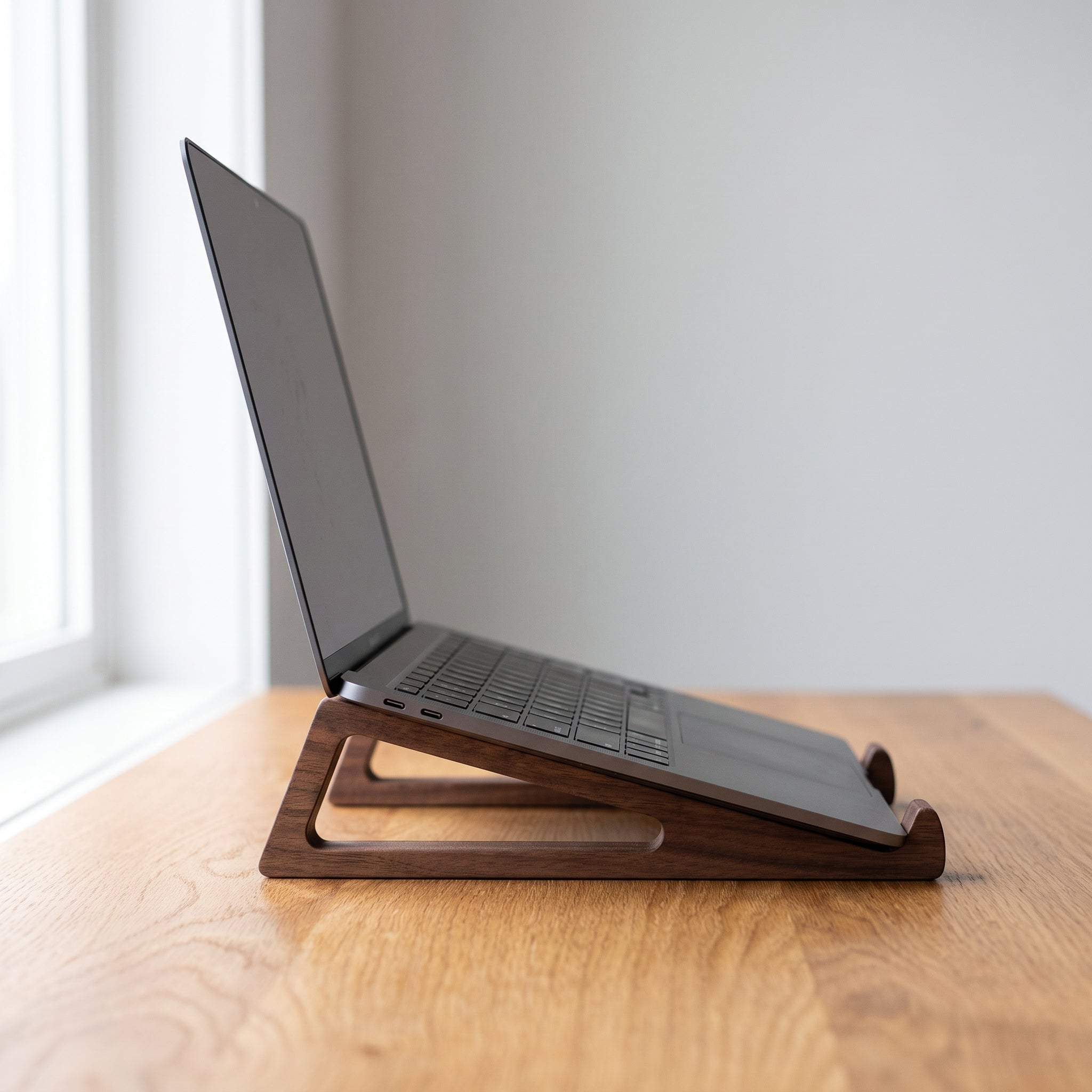Support ordinateur portable en bois avec un ordinteur ouvert dessus