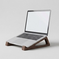 Support ordinateur portable en bois massif Deskio, avec un ordinteur dessus