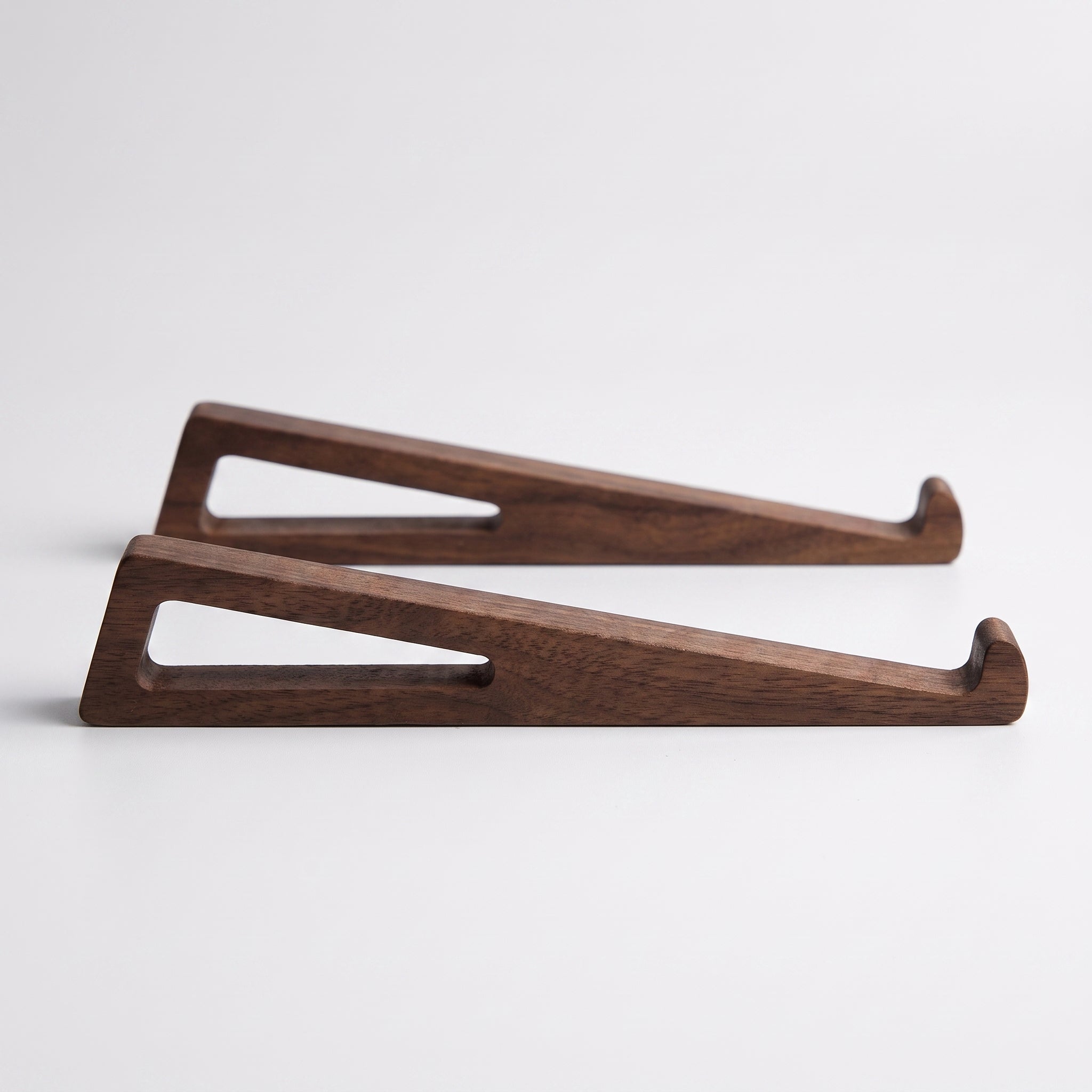 Vue de face d'un support pour ordinateur portable en bois en deux pièces