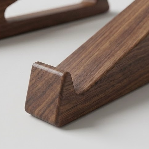 Vue rapprochée d'un support pour ordinateur portable en bois