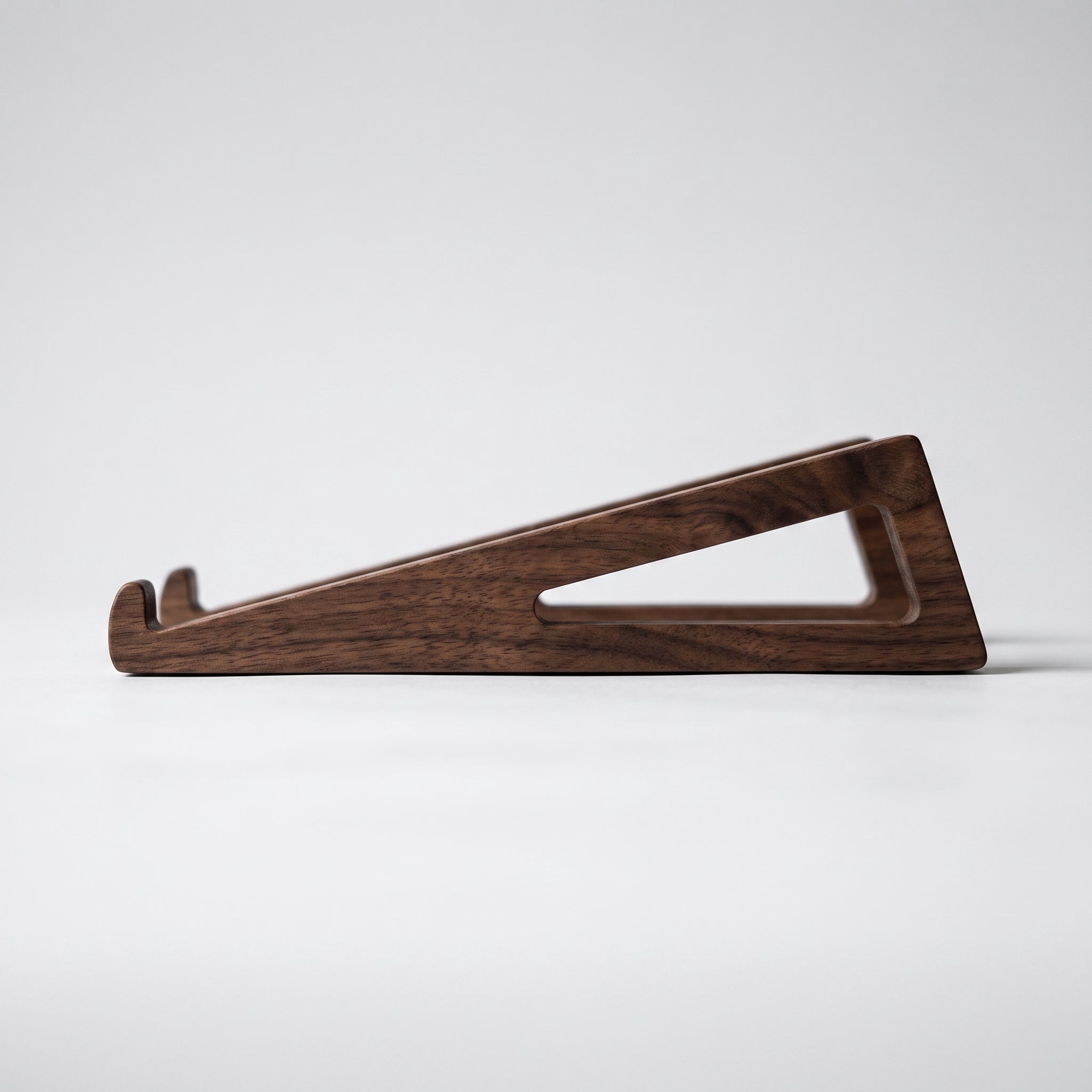 Vue de face d'un support pour ordinateur portable en bois en deux pièces