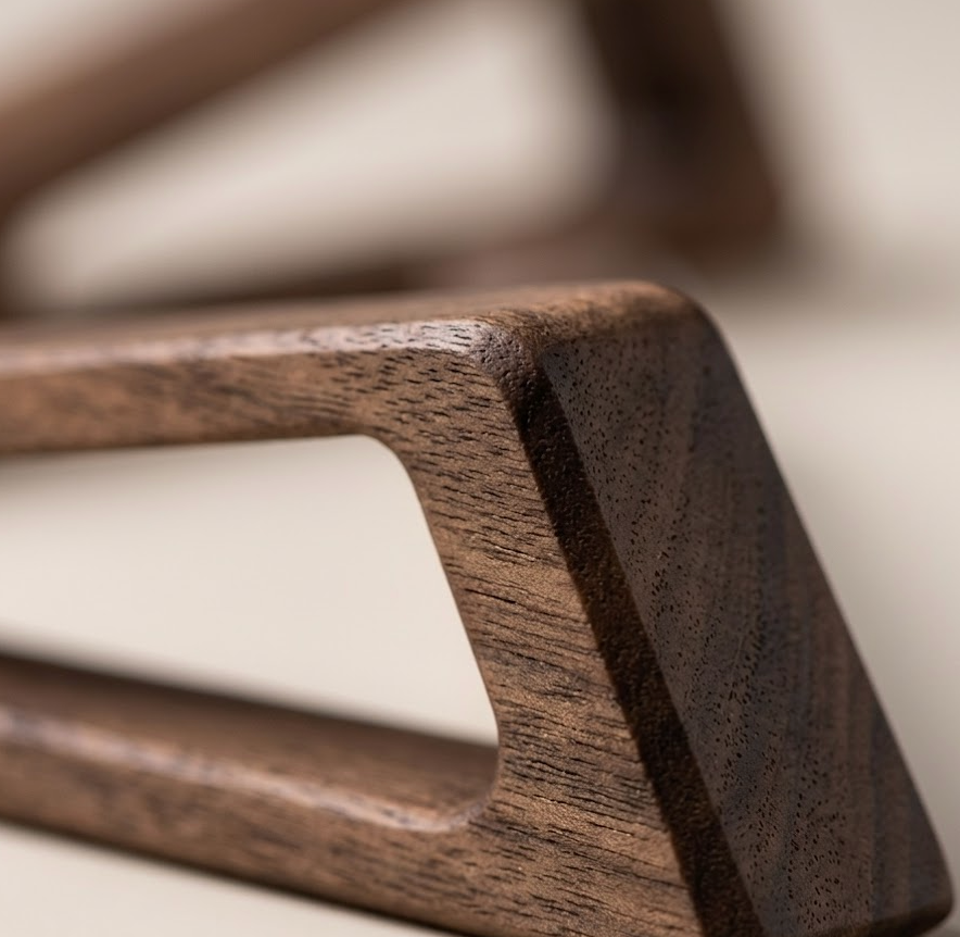 Vue rapprochée de l'arriere d'un support pour ordinateur portable en bois