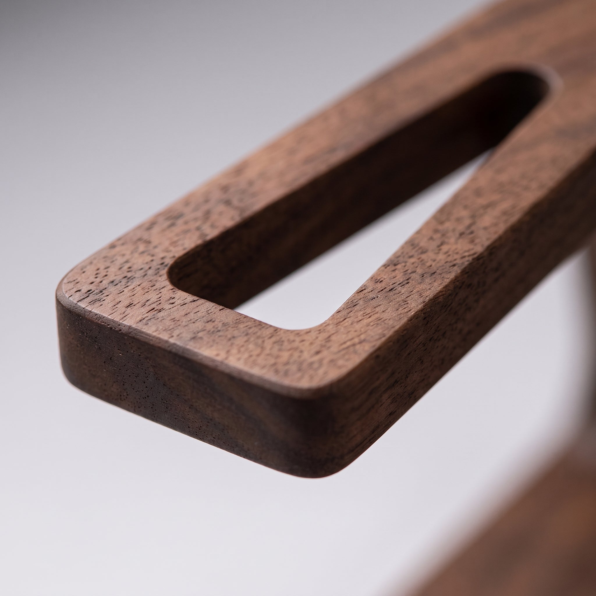Vue rapprochée de l'arriere d'un support pour ordinateur portable en bois