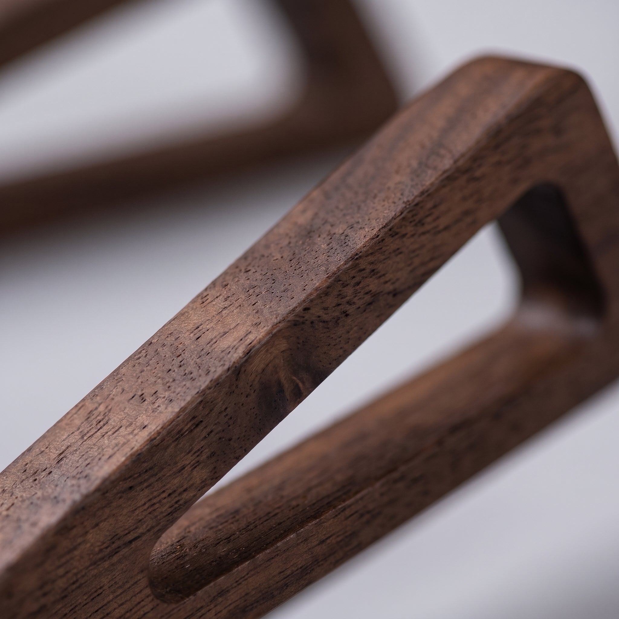 Vue rapprochée de l'arriere d'un support pour ordinateur portable en bois