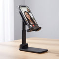 support de telephone maintenant un telephone montrant un appel visio