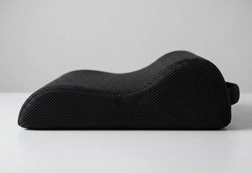 Repose-pieds ergonomique en mousse à mémoire de forme noir, vue de profil