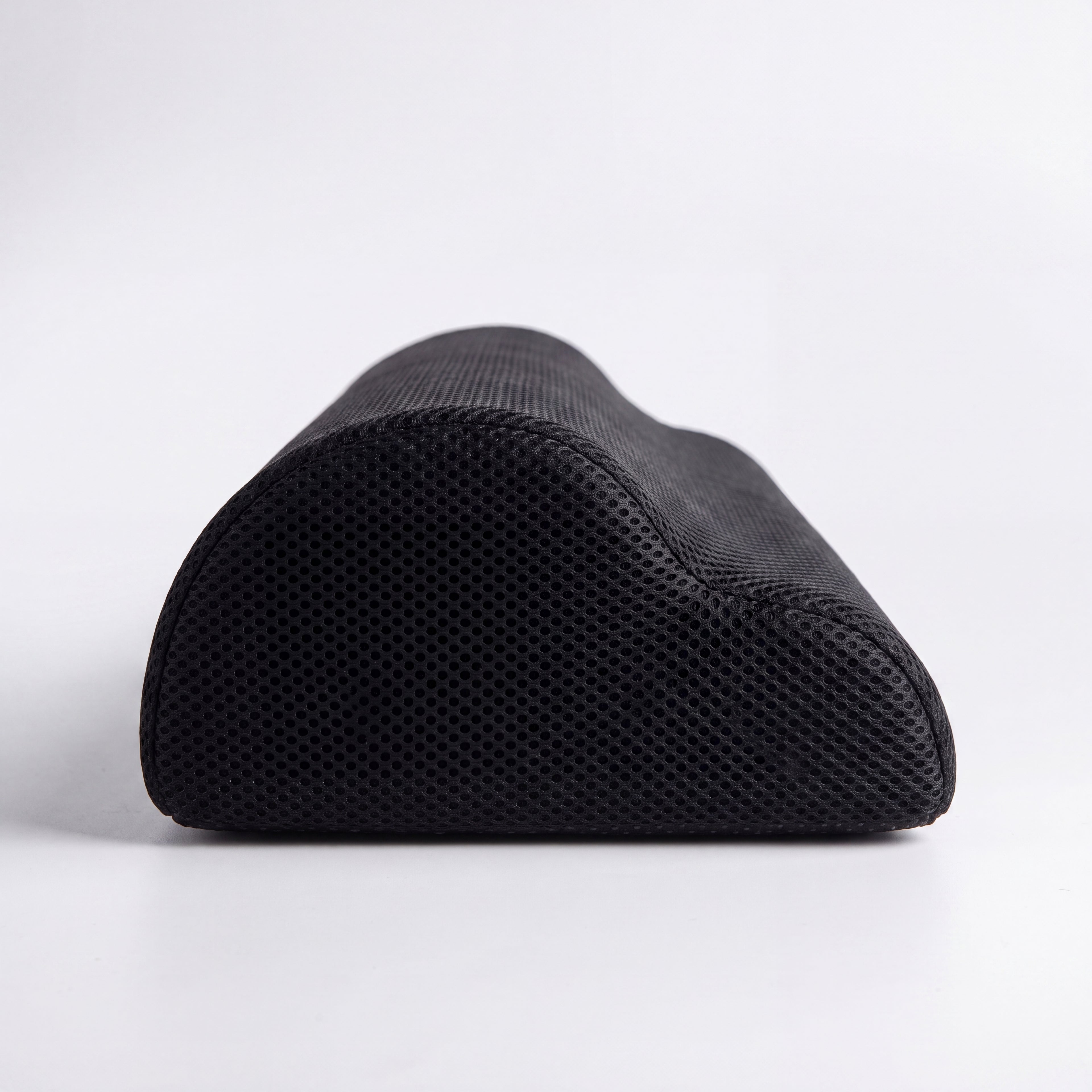 Repose-pieds ergonomique en mousse à mémoire de forme noir, vue de profil