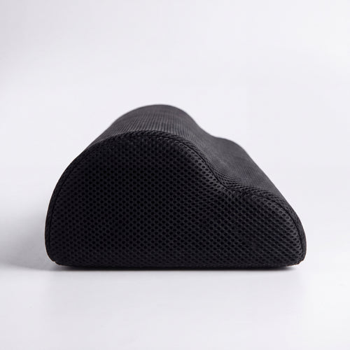 Repose-pieds ergonomique en mousse à mémoire de forme noir, vue de profil