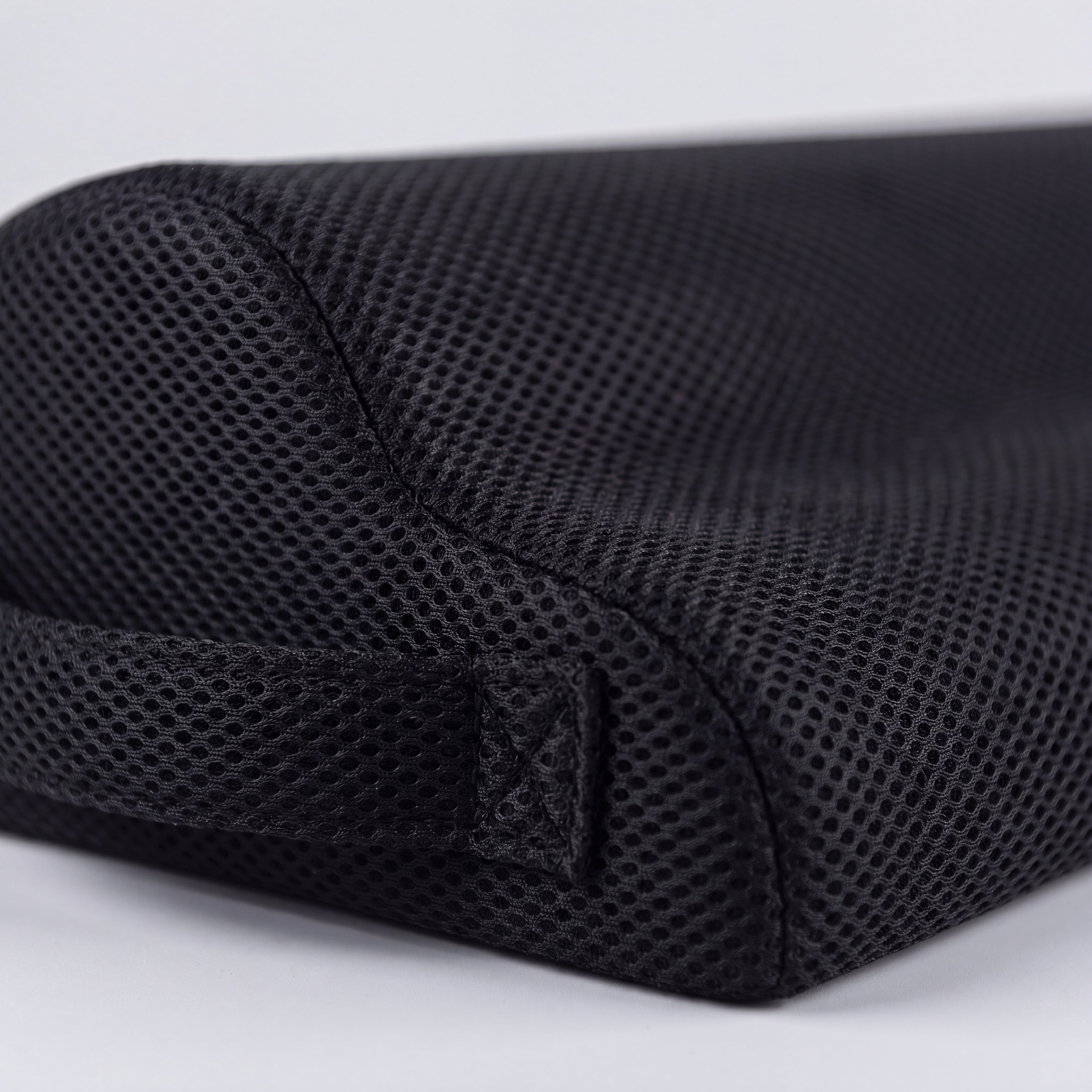 Repose-pieds ergonomique en mousse à mémoire de forme noir, vue rapprochée