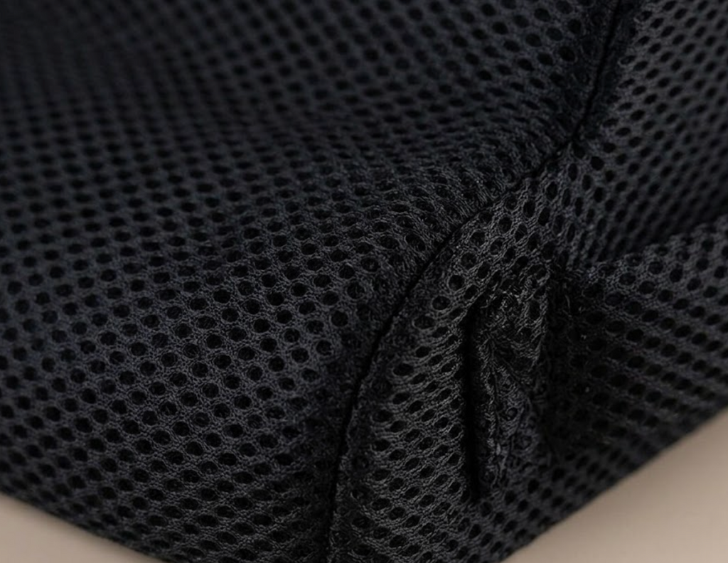 Repose-pieds ergonomique en mousse à mémoire de forme noir, vue rapprochée
