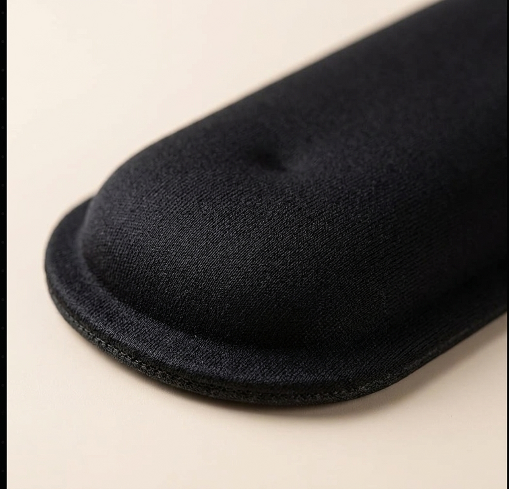 Set repose-poignets clavier et souris en mousse à mémoire de forme noir. vue rapprochée