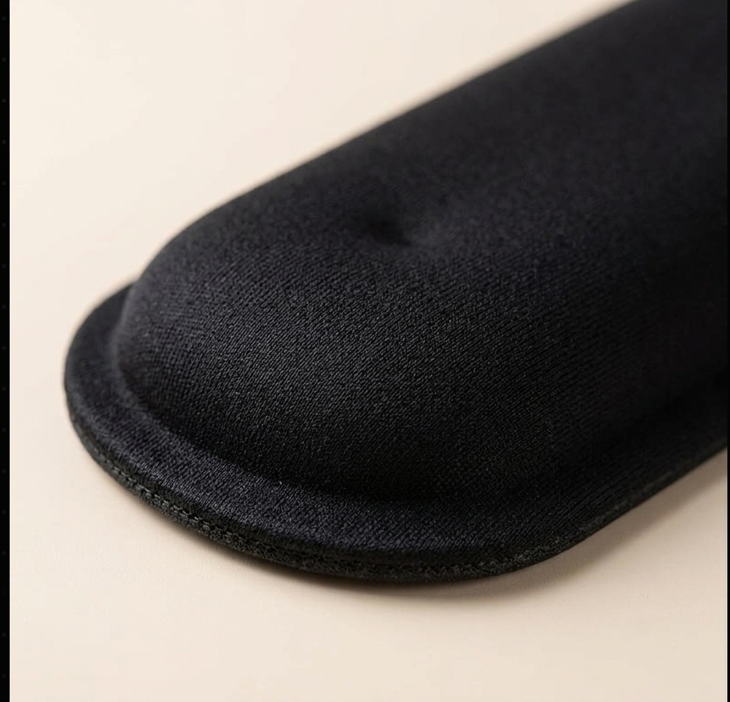 Set repose-poignets clavier et souris en mousse à mémoire de forme noir. vue rapprochée
